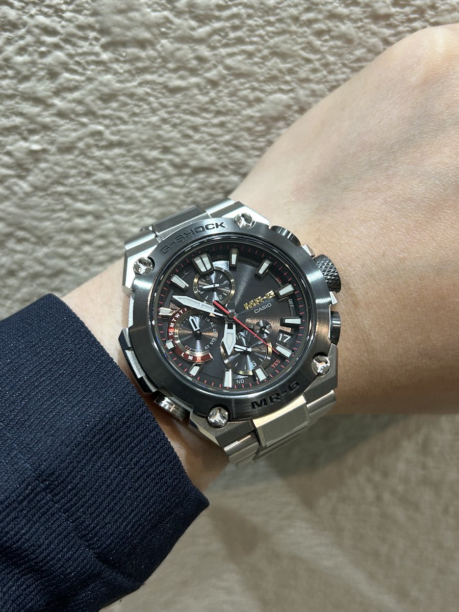 ISUZUGTime's tweet image. 戦国の世を彷彿させる⚔️💥
大鎧（甲冑）デザインのMRG-B1000シリーズ🌊
小振りながらもゴツっと存在感が良✨
着けてみると好印象😍B2000が大き過ぎると思う方には推しの逸品です☀️☀️
eye-eye-isuzu.co.jp/collections/al…
#gshock #mrg #casio #ジーショック #カシオ #戦国 #大鎧 #甲冑 #勝色 #侍 #腕時計 #チタン