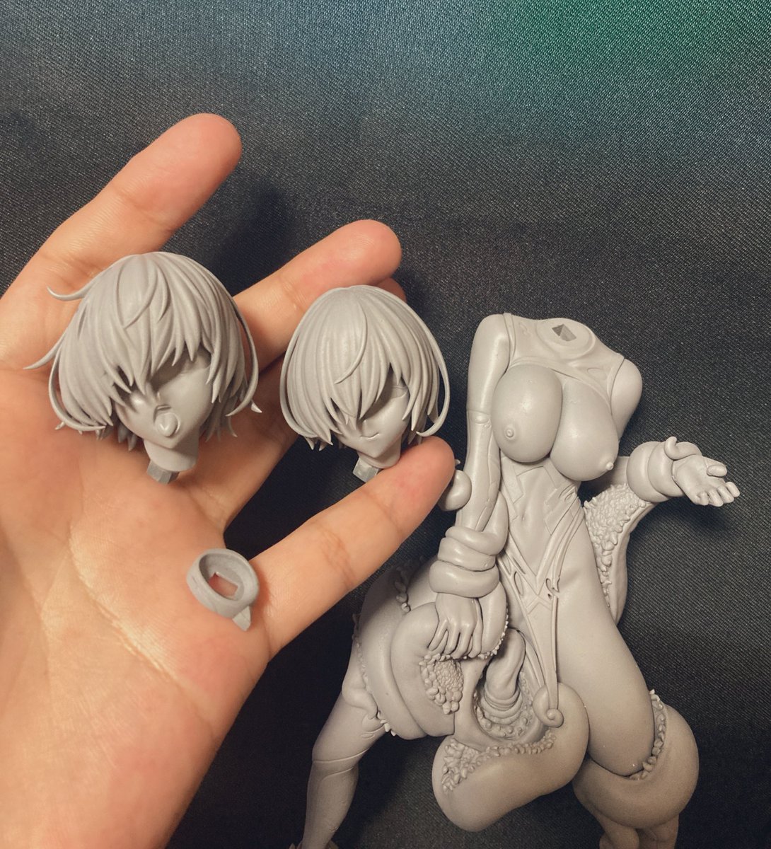 前作のマシュと同様にブーディカさんも表情差分をいくつか用意する予定です。
付け替え時はヘッドパーツを交換して腕パーツを嵌めた後にカニカン付きのチェーンで手枷同士を繋ぐって感じにする予定です。
マシュの時もそうですが、組んだ後の遊び要素として必ず盛り込みたい。