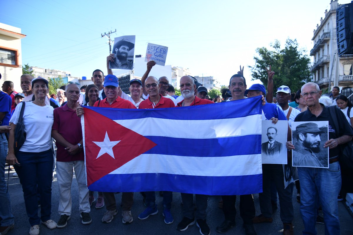 En la histórica esquina de 23 y 12, Vedado, trabajadores de las #Comunicaciones se unieron al pueblo de #Cuba para conmemorar Aniversario 65 de la Proclamación del Carácter Socialista de la Revolución, junto a <a href="/DiazCanelB/">Miguel Díaz-Canel Bermúdez</a>, este 16 de abril. 🇨🇺  
#GirónEsHoy #100AñosConFidel
1/3