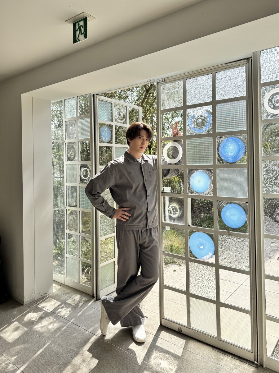 #パンチドランクウーマン Season2
【第4話】明日あさ10:00配信スタート！

窓外でピースしてる怜治✌️
こんな爽やかな場所あったかな…？🤔

こずえと怜治の愛は
スピードを増すばかり…
最後まで二人を見届けてください！

Season2 第1〜3話配信中！
hulu.jp/punch-drunk-wo…

ジェシー(SixTONES)