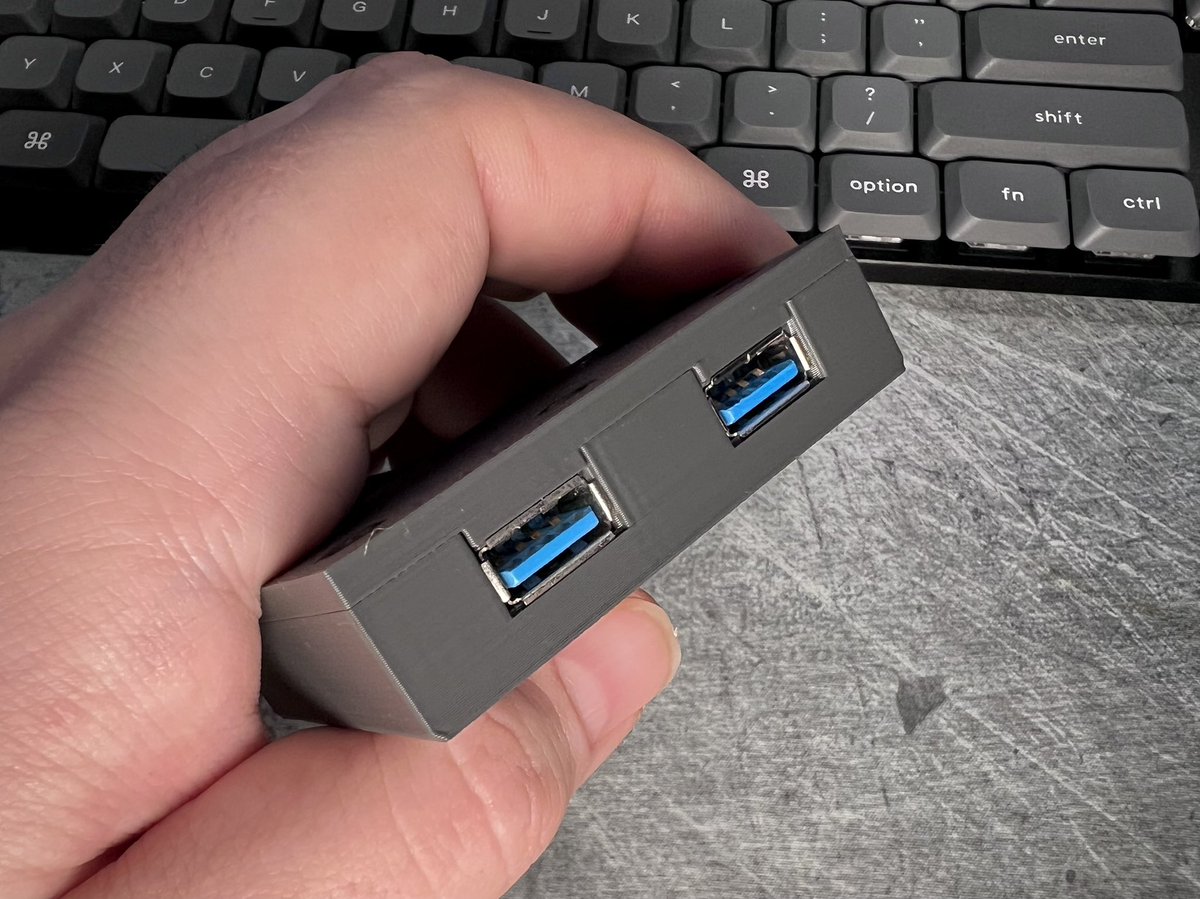 Faasteer's tweet image. Slovo #overengineering získává zcela nový rozměr. 🤣 Aneb, #USB porty z #docking station pod desku stolu. 🤷‍♂️

Ještě trochu tavného lepidla za porty pro další zajištění a hotovo.

@muris1ka #MacBook #Air #M5 #DnesModeluji #DnesTisknu #Dnes3Dtisknu #3Dtisk #hobby #ŽítŠtěchovice