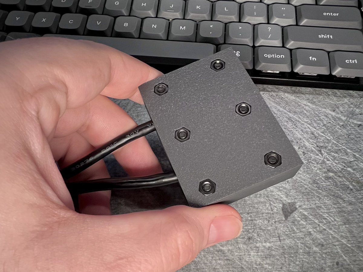 Faasteer's tweet image. Slovo #overengineering získává zcela nový rozměr. 🤣 Aneb, #USB porty z #docking station pod desku stolu. 🤷‍♂️

Ještě trochu tavného lepidla za porty pro další zajištění a hotovo.

@muris1ka #MacBook #Air #M5 #DnesModeluji #DnesTisknu #Dnes3Dtisknu #3Dtisk #hobby #ŽítŠtěchovice