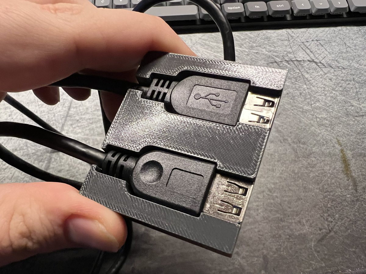 Faasteer's tweet image. Slovo #overengineering získává zcela nový rozměr. 🤣 Aneb, #USB porty z #docking station pod desku stolu. 🤷‍♂️

Ještě trochu tavného lepidla za porty pro další zajištění a hotovo.

@muris1ka #MacBook #Air #M5 #DnesModeluji #DnesTisknu #Dnes3Dtisknu #3Dtisk #hobby #ŽítŠtěchovice