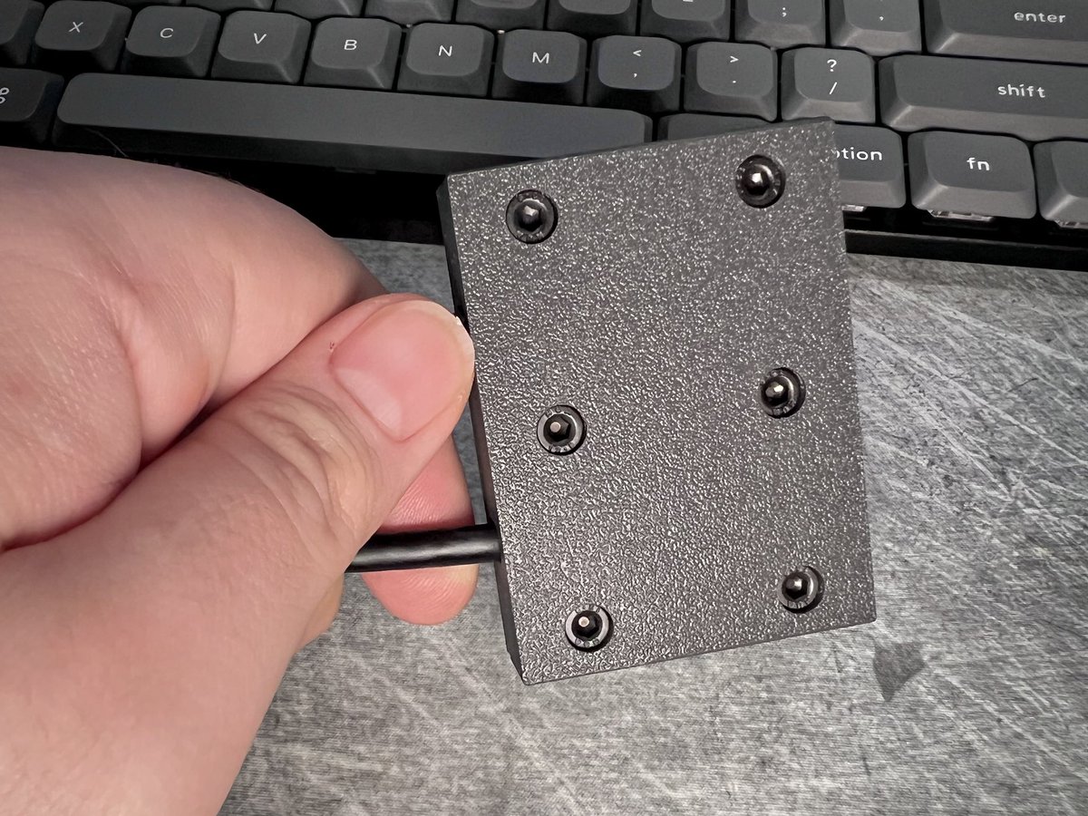 Faasteer's tweet image. Slovo #overengineering získává zcela nový rozměr. 🤣 Aneb, #USB porty z #docking station pod desku stolu. 🤷‍♂️

Ještě trochu tavného lepidla za porty pro další zajištění a hotovo.

@muris1ka #MacBook #Air #M5 #DnesModeluji #DnesTisknu #Dnes3Dtisknu #3Dtisk #hobby #ŽítŠtěchovice