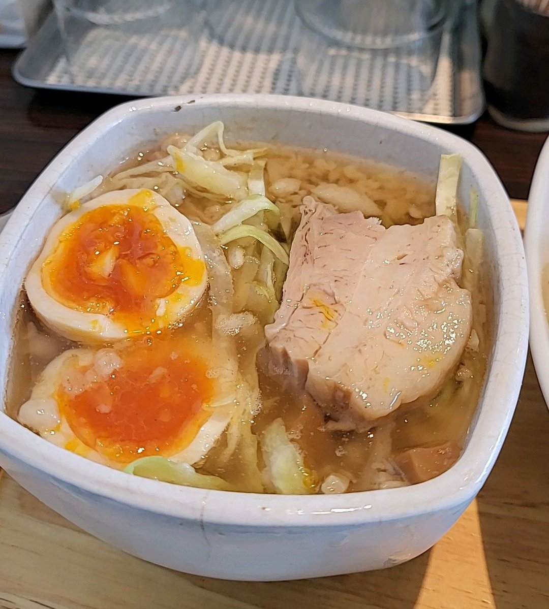 contimax's tweet photo. 順風@みどり市
チャーシューぶたぶたもりそば、ごはん割り

ラーパスで味玉🙏
まずは全粒粉入りの麺をそのまま一口　旨い😇
濃厚な魚介豚骨スープに背脂がはいって、千切りキャベツ🥬食べ応えも満点💯
チャーシューはホロホロ絶品🐖
〆はごはん割りで🍚

美味しいかった💮
ご馳走さまでした🧑‍⚖️👍 https://t.co/dctQaVs1h4