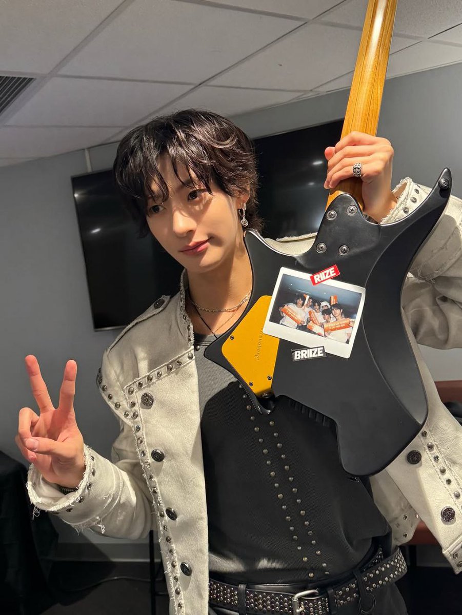 Sandgmin's tweet photo. If I had to pick just one thing in this world, I’d go with my guitar https://t.co/Z0Re80qDSW