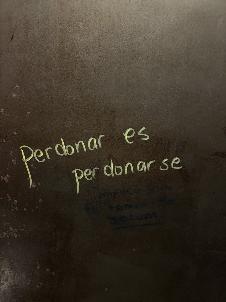 PilarRamirez6's tweet photo. excelente frase de baño de bar, para reflexionar mientras haces tus necesidades ☝🏼 https://t.co/pd0DaNuZEf