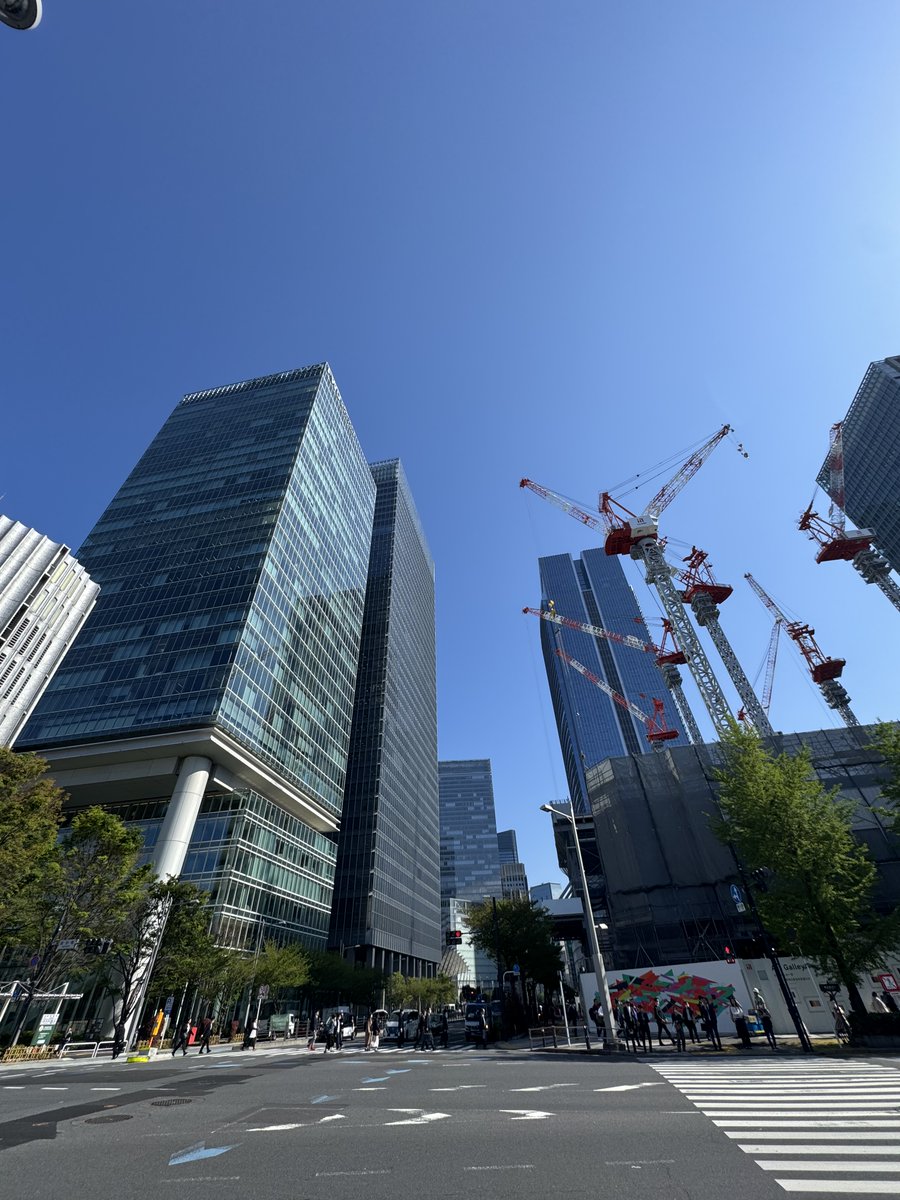 AIに、この風景に合うポエムを考えてもらった😎
「青空に誓う、終わりのない成長。俺たちの野心は、このビル群よりも高い。」