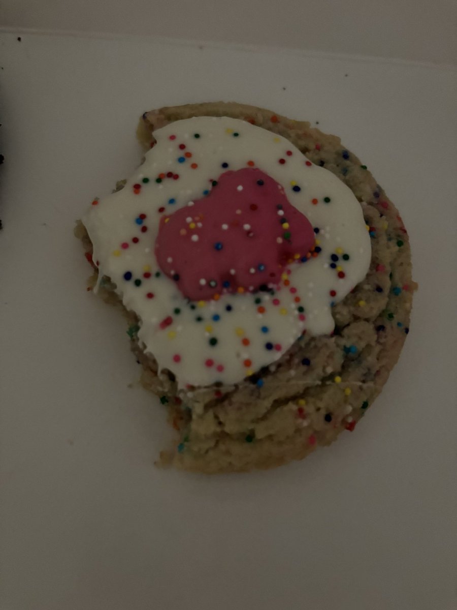 yujiztwt's tweet photo. i got crumbl cookie #fatness https://t.co/CBOeQF1gnE