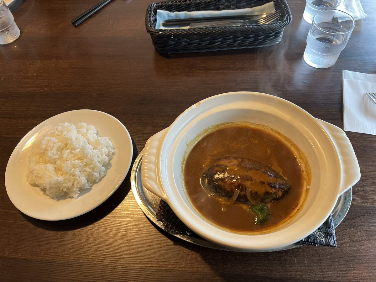 taka__ak19's tweet photo. 土鍋のハンバーグ！
カレーソースが玉乱！！😎

#洋食堂コロンバ https://t.co/MY65AXy9MF