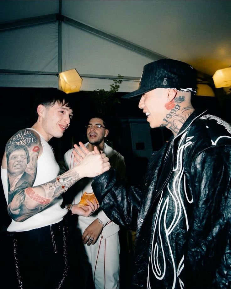 Backstage de Coachella 2024 🥲🥲🥲

Cuando Peso Pluma se relacionaba con artistas mundiales, hoy solo lo relacionan en chismes de influencers y YouTubers 😐

DECADENCIA