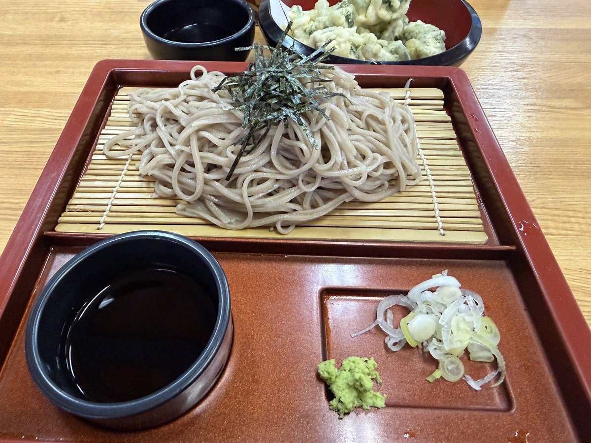 Azu956001's tweet photo. 道の駅柳津
ここで初めてお蕎麦食べましたΨ( 'ч' ☆)
お蕎麦美味しい(*´～｀*)ŧ‹"ŧ‹"ŧ‹" https://t.co/5MJV6XlUBj