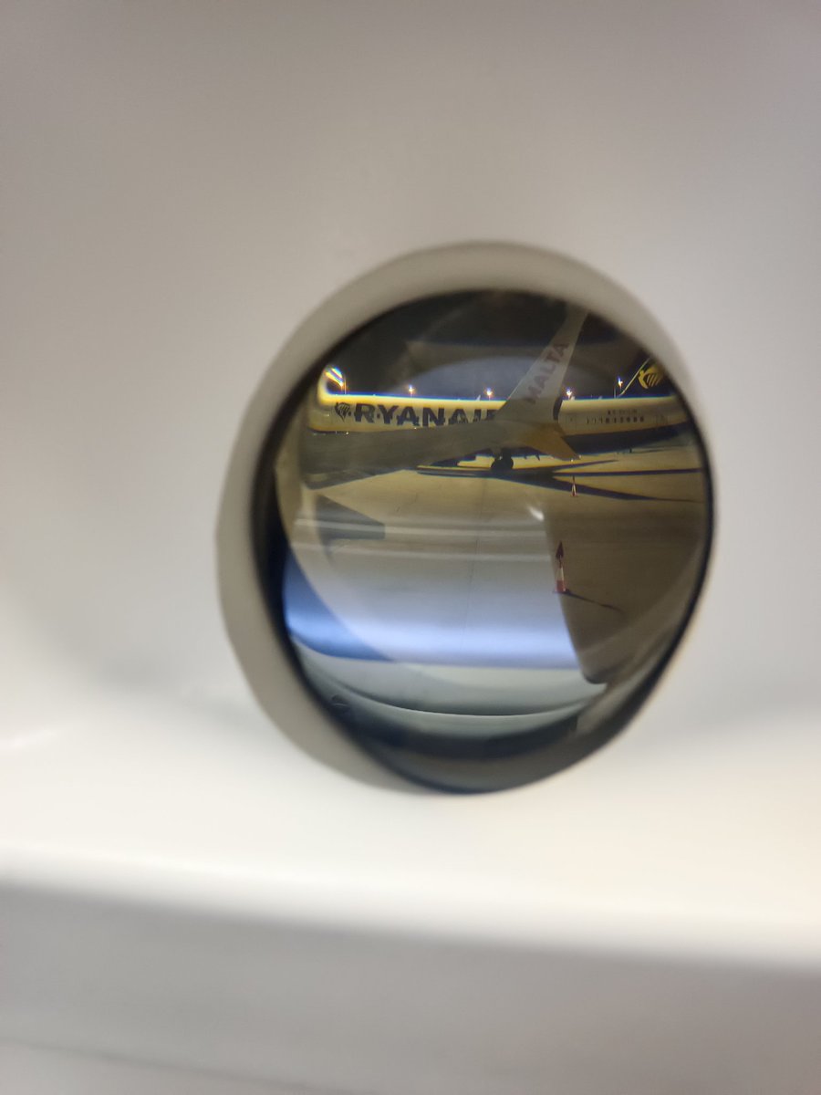 ahlamry's tweet photo. Yo ayer: ¡qué bien, me ha tocado ventana! 💃💃
Yo hoy: 😒

PD: mi desilusión en 3 fotos.
Gracias, @Ryanair_ES https://t.co/FMTk8j1wNc