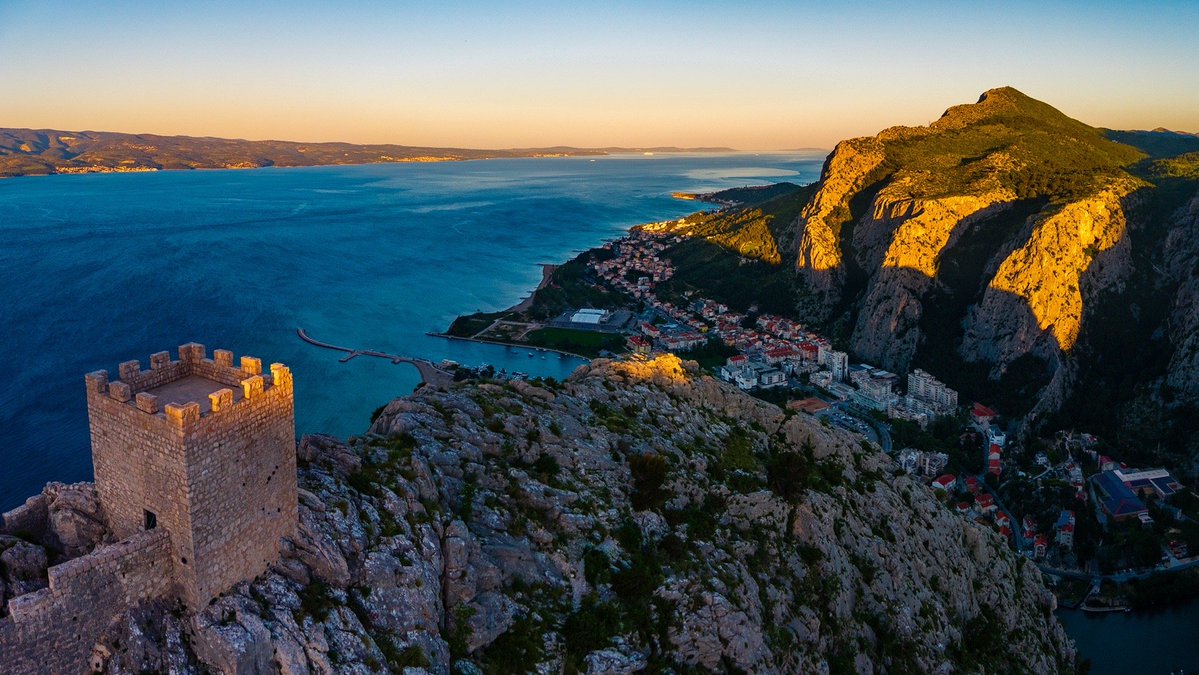 Elmomo225's tweet image. Chasing sunsets in Santorini → White-washed villages, blue domes, and a sky painted in gold. Every corner feels like a postcard.  #SantoriniVibes #Wanderlust