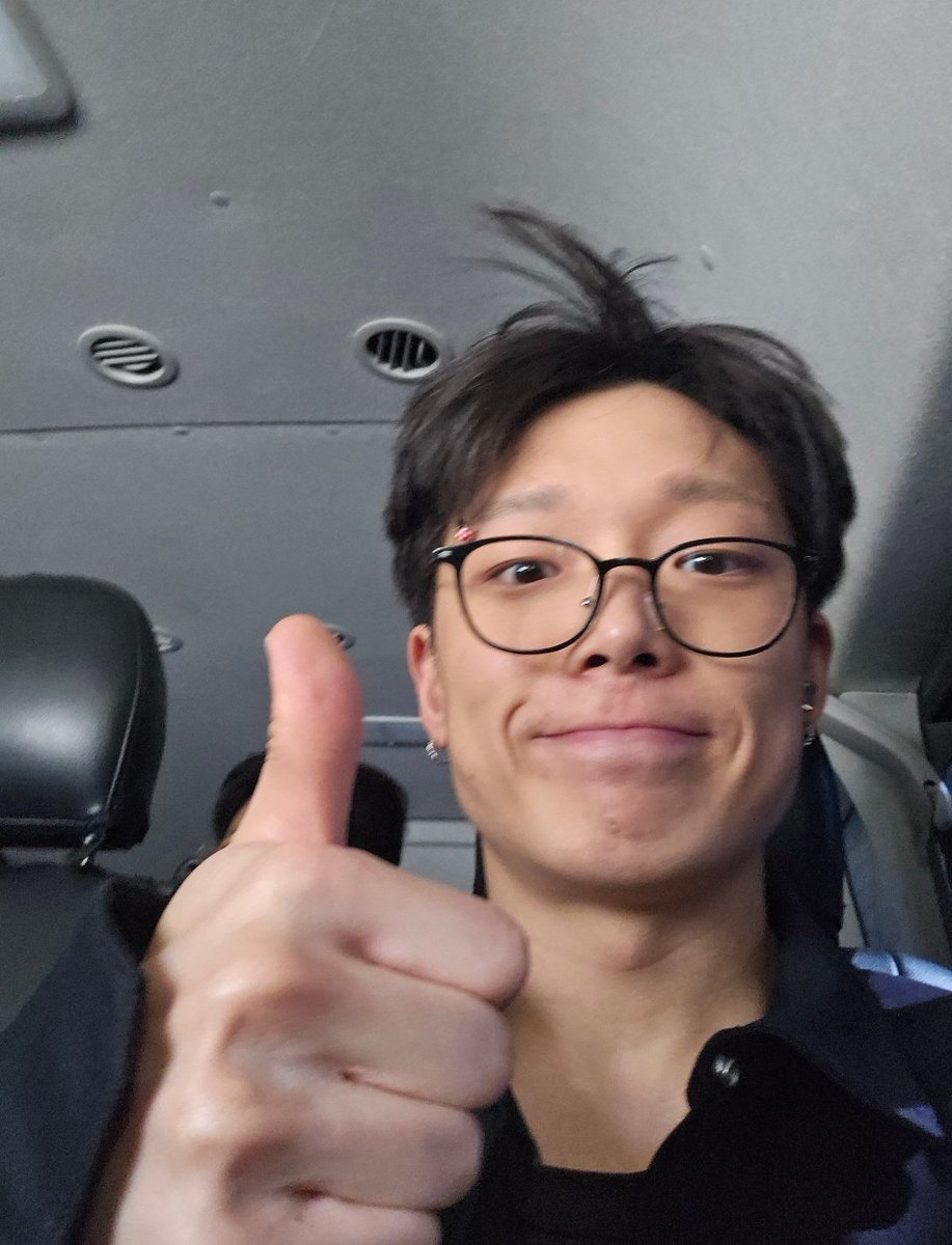 jiwonmuse's tweet photo. BOBBY SENT A SELCA AND THE WAY HE REPLIED TO ME WITH “thank you shortie” WHEN I SAID HANDSOME ASF WHAT THE FAWK????? (tenangin diri gue) 😭😭😭😭 https://t.co/yzJH2vaODp