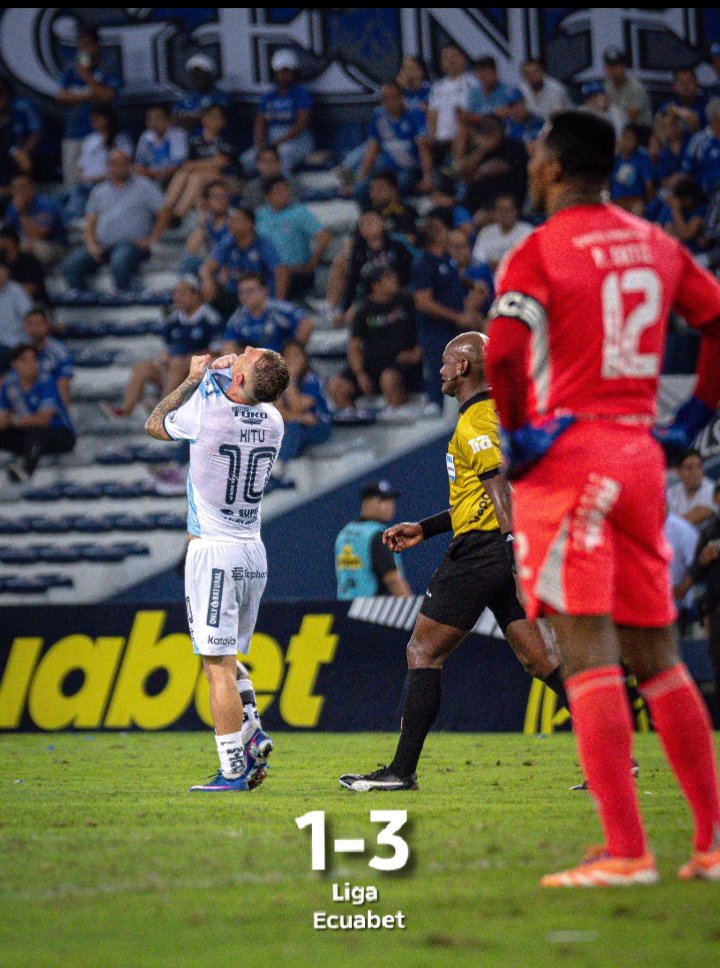 El City se paseo en el Capwell.
#Emelec 1-3 #GuayaquilCity con Damián Rodrigo Díaz como GRAN FIGURA ganó el cuadro citadino doblete del Kitu y uno de Mero, descuento de los azules Klimovicz. Un desastre la defensa de los eléctricos le cabecean en el área chica. Mal Sánchez.