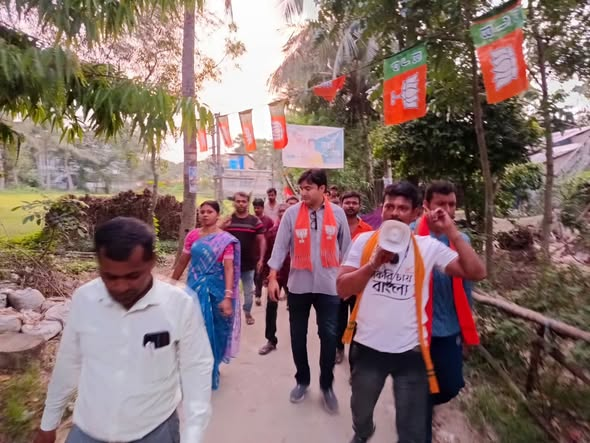 BJP4Abhijeet's tweet photo. विधानसभा चंदीपुर (पश्चिम बंगाल) में जनसंपर्क अभियान के दौरान जनता से मिला अपार स्नेह और समर्थन यह दर्शाता है कि परिवर्तन की लहर चल चुकी है।
भाजपा के साथ विकास, सुरक्षा और सम्मान का संकल्प और मजबूत हो रहा है। https://t.co/Vwxp1jbjCS