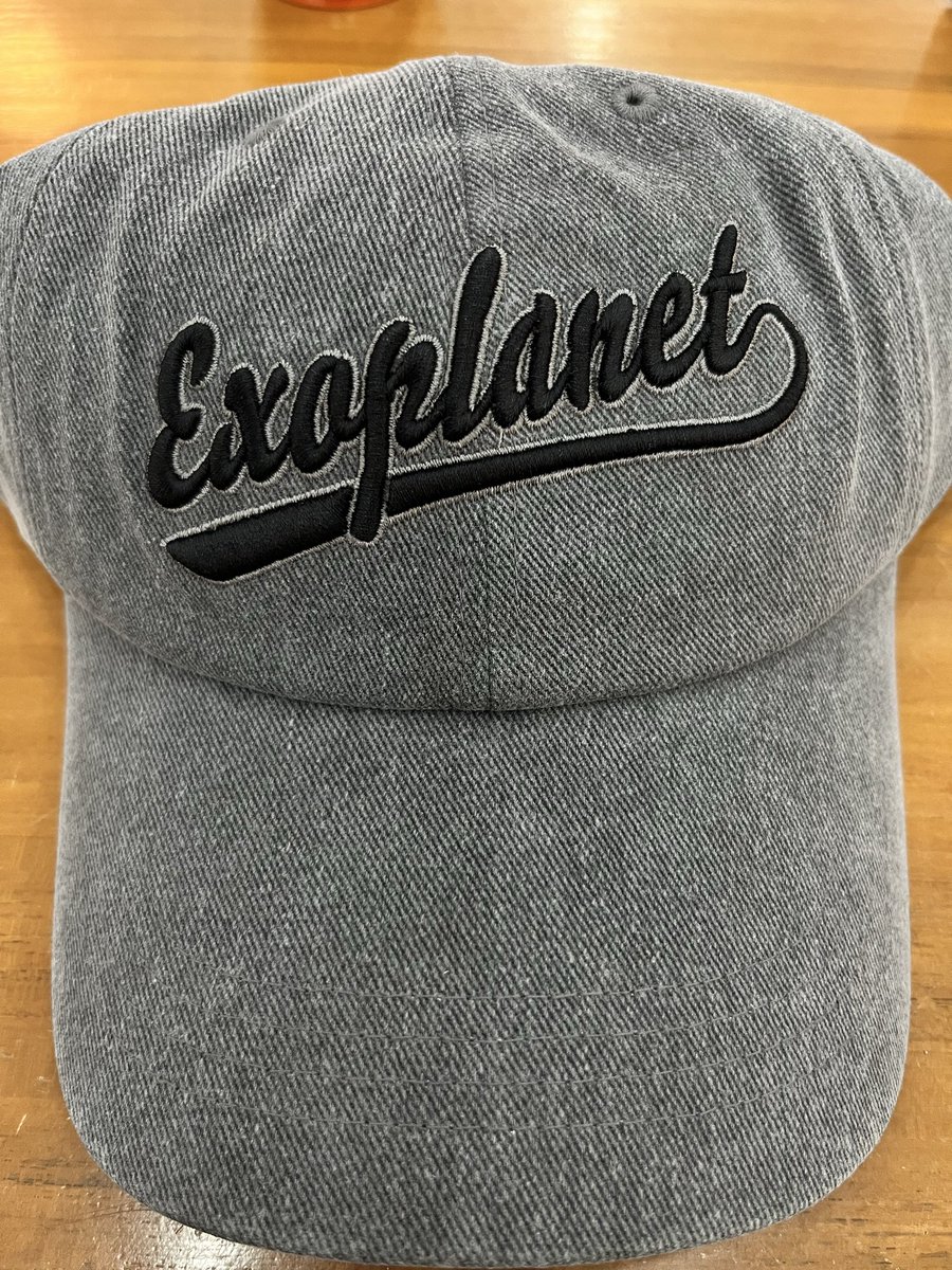 Rani_Runs's tweet image. #EXOPLANET out of the blue 😂😂😂
🩶 the #ballcap , the design, n’ the fabric.