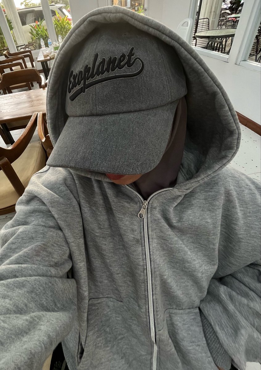 Rani_Runs's tweet image. #EXOPLANET out of the blue 😂😂😂
🩶 the #ballcap , the design, n’ the fabric.