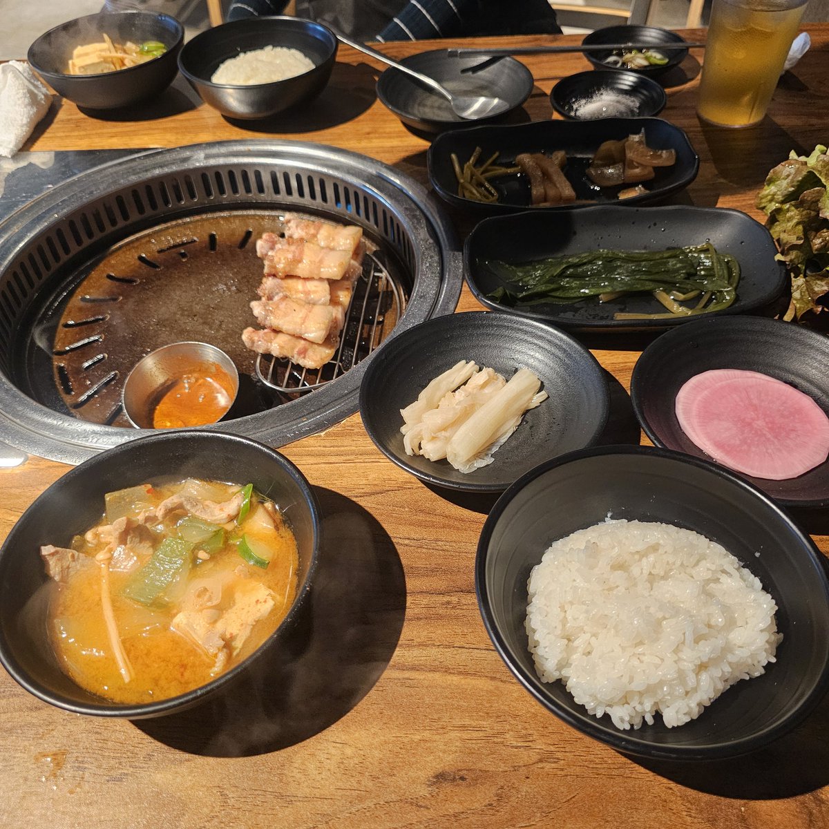 neru_pbluv's tweet photo. 火曜日、新大久保へサムギョプサル食べに行って、新宿でミニパフェ食べた😋 https://t.co/t9bdRs4bXJ