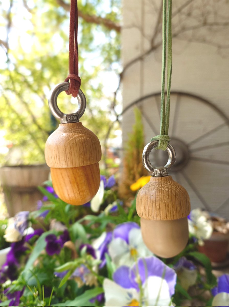 flange_nasu's tweet image. リクエストが多かったどんぐりのバードコールが完成しました🐥✨
どんぐり帽子の部分はどんぐりがなるナラの木を使用しています🌳

金具を回すと「ピッ！ピッ！」と小鳥の鳴き声がします🐦️🎶
#flange　#木　#どんぐり　
#バードコール　#雑貨