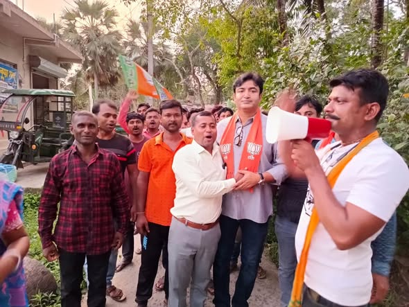 BJP4Abhijeet's tweet photo. विधानसभा चंदीपुर (पश्चिम बंगाल) में जनसंपर्क अभियान के दौरान जनता से मिला अपार स्नेह और समर्थन यह दर्शाता है कि परिवर्तन की लहर चल चुकी है।
भाजपा के साथ विकास, सुरक्षा और सम्मान का संकल्प और मजबूत हो रहा है। https://t.co/Vwxp1jbjCS