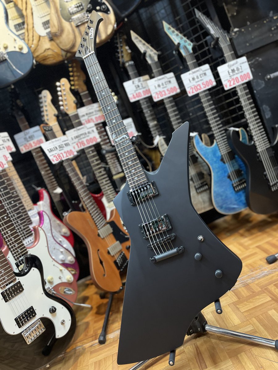 esptechhouse's tweet image. 【入荷情報】
LTD SNAKEBYTE ~Black Satin~

METALLICA/James Hetfieldのシグネイチャーモデルが入荷いたしました！

これで当店は、Snow Whiteと2色とも即納可能でございます
METALLICAが好きな方でも、このシェイプが好きな方でもお待ちしております！

#テクハスタッフサカモト
#ESP #エレキギター
