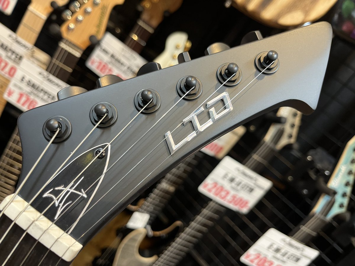 esptechhouse's tweet image. 【入荷情報】
LTD SNAKEBYTE ~Black Satin~

METALLICA/James Hetfieldのシグネイチャーモデルが入荷いたしました！

これで当店は、Snow Whiteと2色とも即納可能でございます
METALLICAが好きな方でも、このシェイプが好きな方でもお待ちしております！

#テクハスタッフサカモト
#ESP #エレキギター
