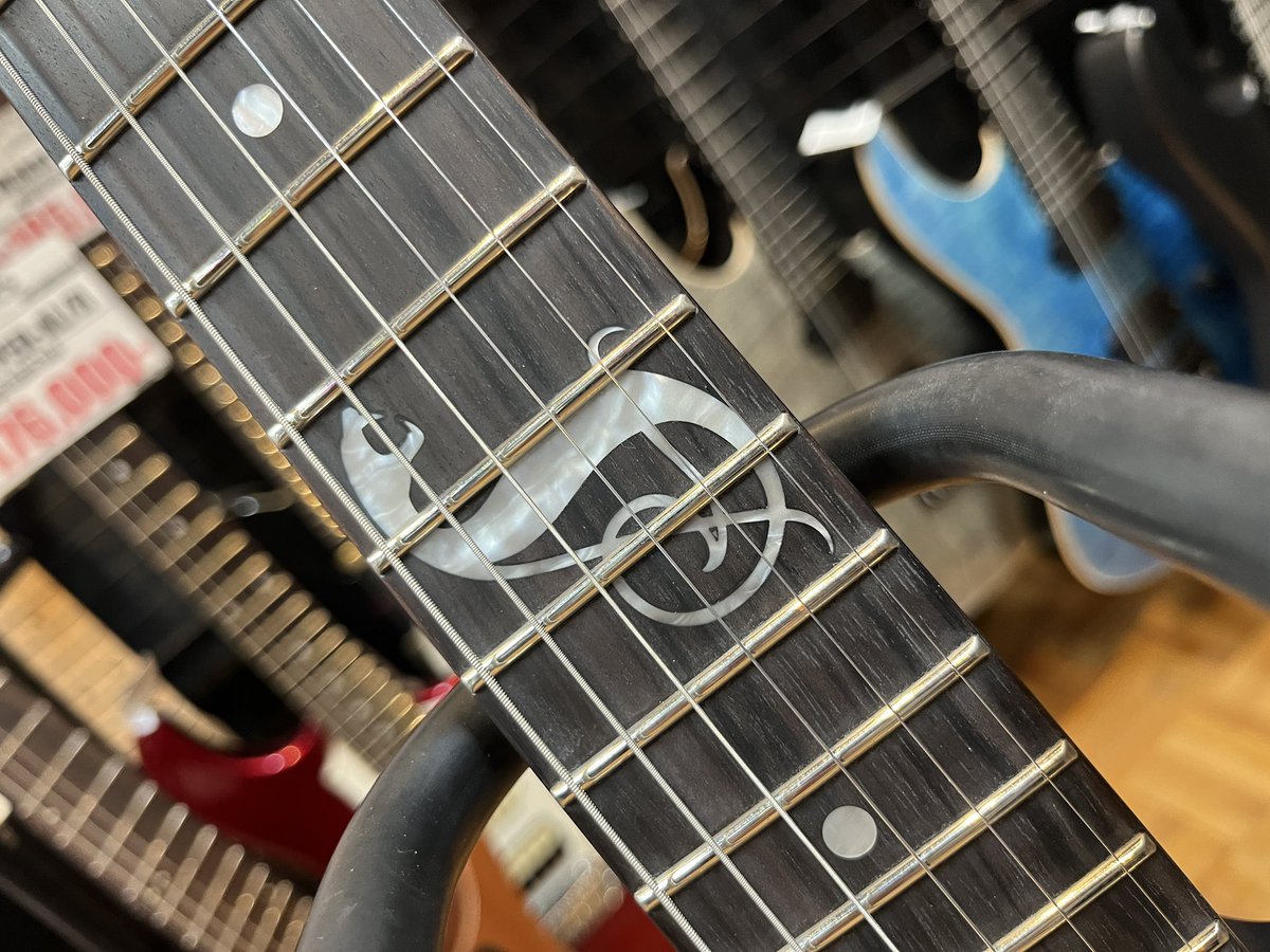 esptechhouse's tweet image. 【入荷情報】
LTD SNAKEBYTE ~Black Satin~

METALLICA/James Hetfieldのシグネイチャーモデルが入荷いたしました！

これで当店は、Snow Whiteと2色とも即納可能でございます
METALLICAが好きな方でも、このシェイプが好きな方でもお待ちしております！

#テクハスタッフサカモト
#ESP #エレキギター
