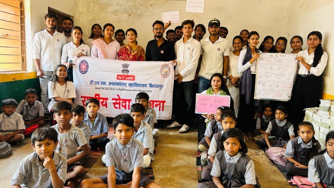 yaduveersahu2's tweet photo. Under the "Poshan Pakhwada", the NSS units of D.L.S. PG. College made the students aware about balanced diet, healthy lifestyle, yoga and ill effects of malnutrition through rally,  poster and dialogue at the Government Secondary School located in Khamtarai 
@manojsinha812 https://t.co/qrelsqP8Ts