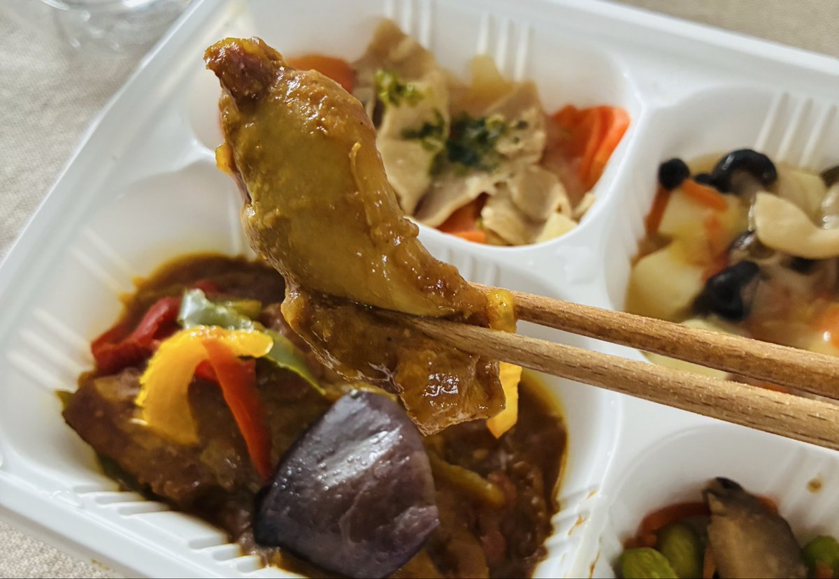 neikolog's tweet photo. #PR
お弁当レポ🍱
彩り野菜のチキンカレー♪ゴロゴロ具材の洋食屋カレーという感じ😆
豆腐ときのこの和風あんかけは上品な味わい。豚と大根の煮物は旨みがしみてる。椎茸と枝豆のガーリックソテーはパンチある味！4種ハッキリ違う味なのにケンカしてない😳美味しかった🙏✨
#ミールズ #宅配弁当 https://t.co/vENqgyJwIZ