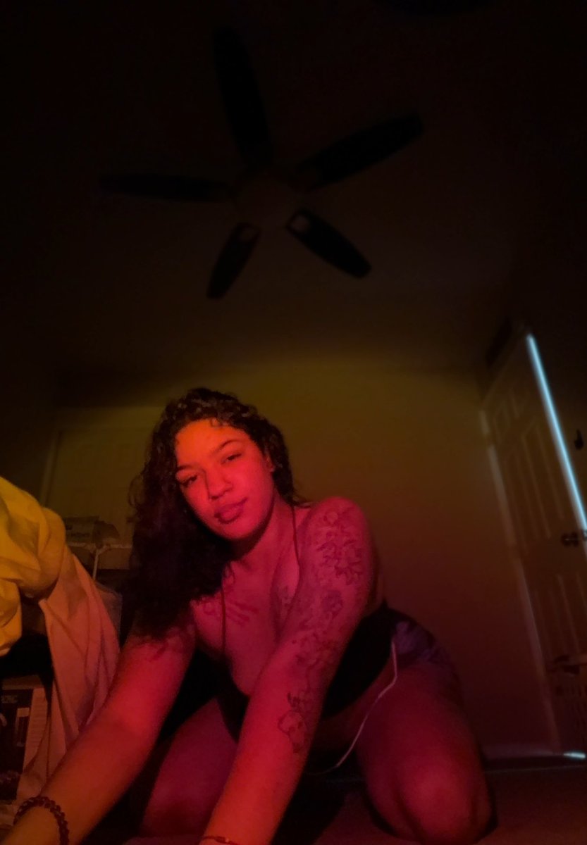 pytstarrr's tweet photo. I need someone to pay me I’m bored 😩🙏 https://t.co/vln5kf8RPa