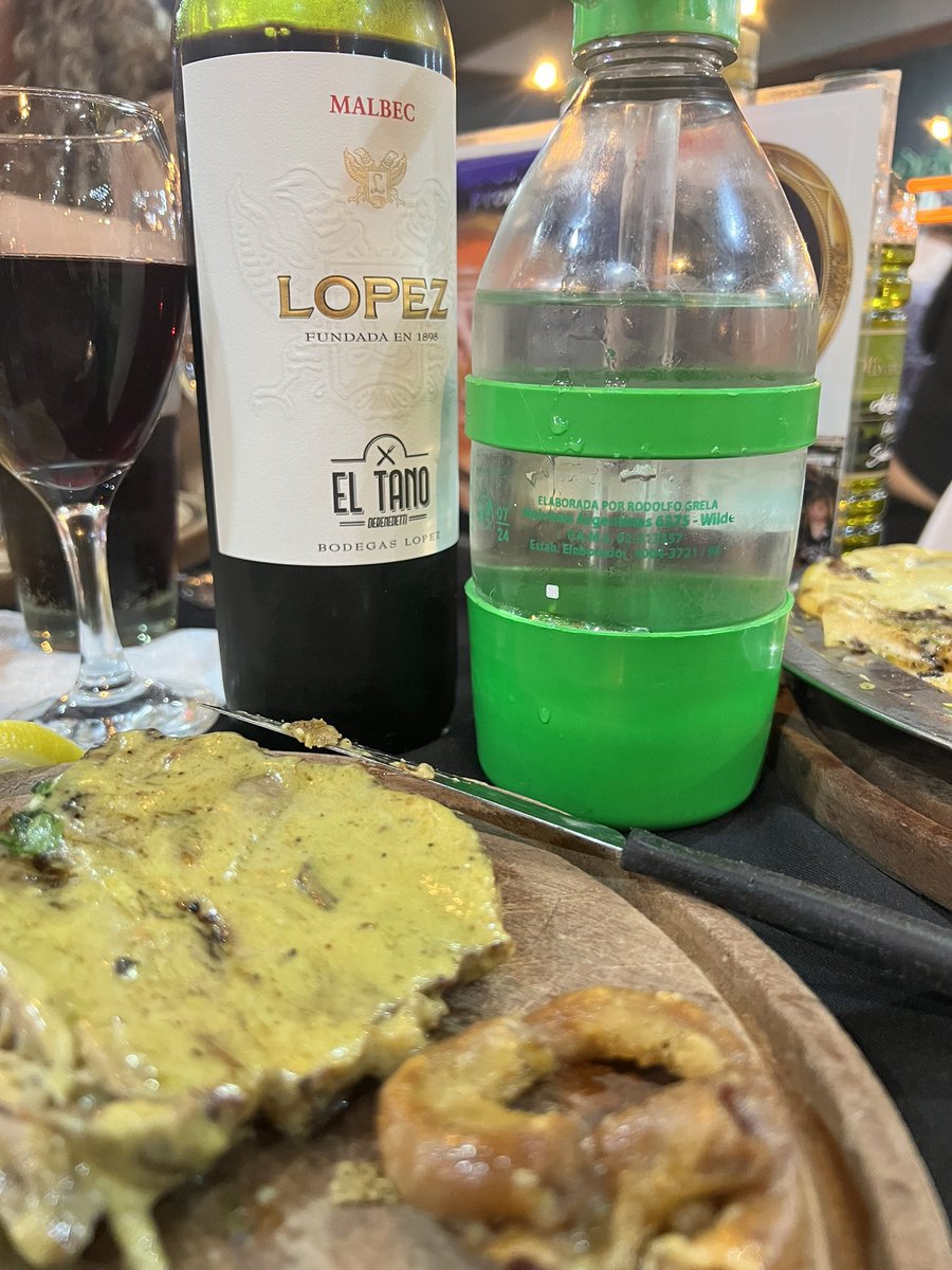Unos dos vinos más y para el aeropuerto 😅✈️

La Gran Parrilla del Tano Debenedetto 🥩🇦🇷