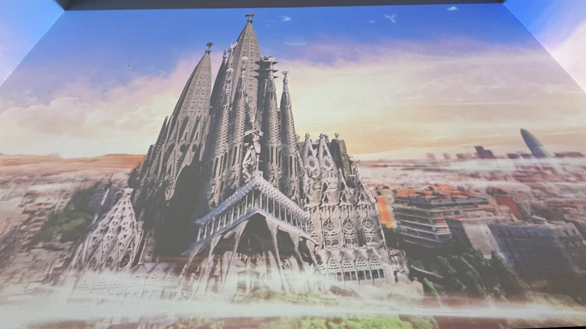 anna_marketer's tweet photo. NAKED meets ガウディ展の大阪会場本当天井高くて良い。
最後のこのサグラダファミリアの映像ばっちりおさめられるの東京見た方もぜひまた見ていただきたいです！ https://t.co/ld7aadYTI0