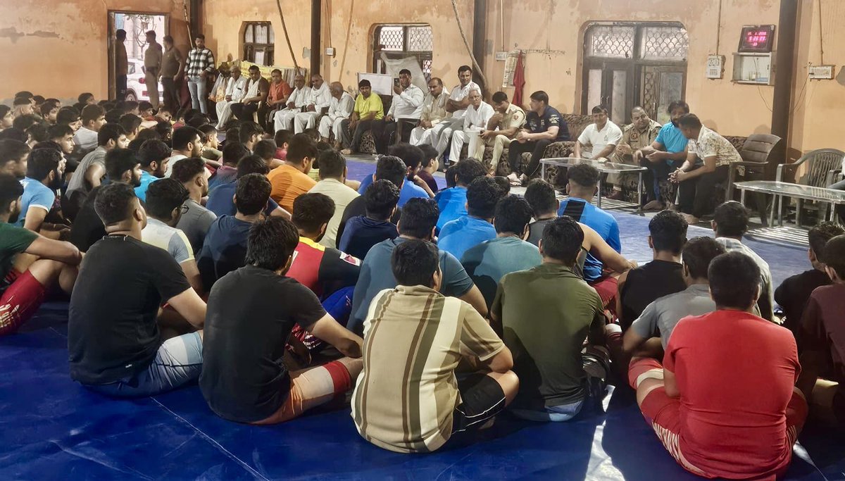 Akhilkumarboxer's tweet photo. दिनांक 17/04/2026 का दिन मेरे लिए अत्यंत विशेष और आत्मिक संतोष प्रदान करने वाला रहा। मुझे मांडौठी के हिन्द केसरी सोनू अखाड़े में जाने का अवसर प्राप्त हुआ। यह केवल एक औपचारिक दौरा नहीं था, बल्कि मेरे अपने खिलाड़ी जीवन की स्मृतियों को पुनर्जीवित करने वाला भावपूर्ण अनुभव भी रहा। https://t.co/Ii6nHcOQkc