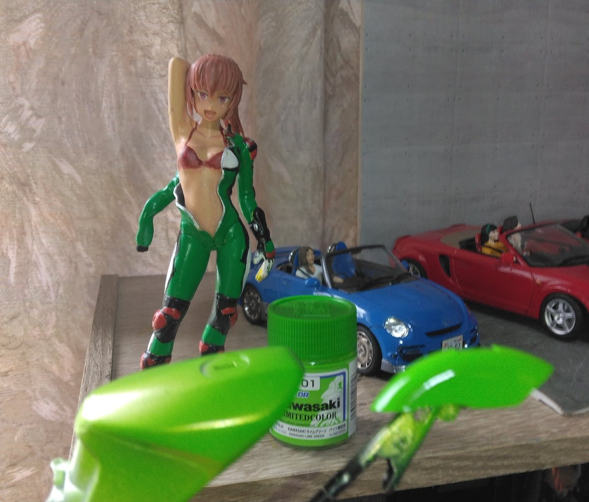 ada_kura's tweet image. #ハセガワ
#KR250

クレオスの瓶入りラッカー専用塗料を筆塗りというチャレンジ！
タミヤのパール版(タンクがそれ)を下地に塗ってから筆塗りし、中研ぎしてクリアコート（フェンダー、アンダーカウルがそれ）
いけるかな？
#バイクプラモ盛上げ隊