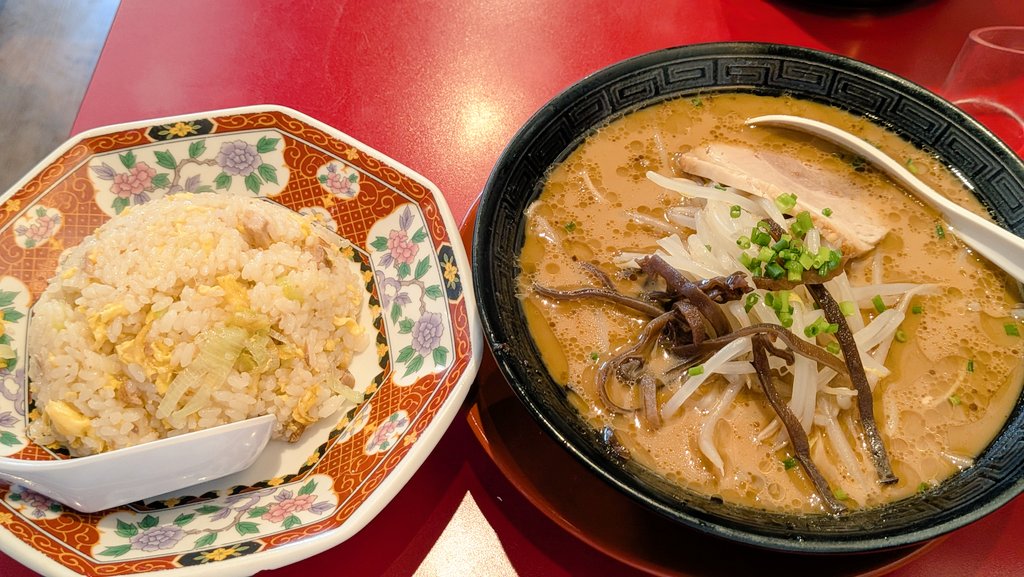 今月から３カ月続けて土曜出勤があるので、今日は「中華食堂一番館」さんへ。ここのお値段、お財布に凄く優しいのです。注文したのはとんこつラーメンと半炒飯で、合わせて千円！されどボリューム満点、味もひねりすぎずであたし好み。しっかり食べきり、美味しい昼ご飯でした！
ごちそうさまでした😋