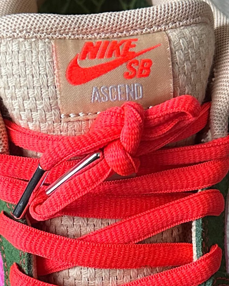 ComplexSneakers's tweet photo. The Friends and Family Ascend x Nike SB Dunk Low colorway is inspired by the vibrant wildcard sticky rice baskets 🧺 

How we feeling about this colorway? 

H/T: (IG) nikesbornothing / 📸: (IG) heather.trng https://t.co/k7F4fPkvZP