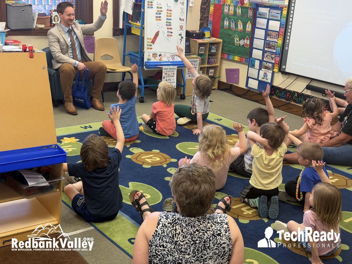 NewBethlehemPA's tweet image. 📚🏛️ New Bethlehem Mayor, Rev. Dr. Gordon Barrows, visited Head Start Preschool, read ‘I Want to Be Mayor’, shared about local government, and gifted students mayor stickers, magnets, &amp;amp; cards. Thanks to Jodi, Lisa, Teri, &amp;amp; 📸 Matthew Green. 

#Mayor #NewBethlehem #Preschool