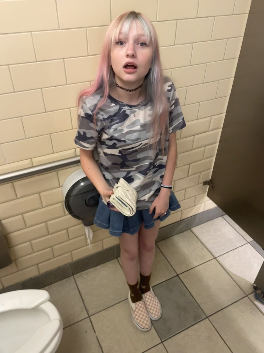 lloverinny's tweet image. #bathroom holy shit this angle is absolutely i look shorter cuz im leaning back bro i fuckingstg