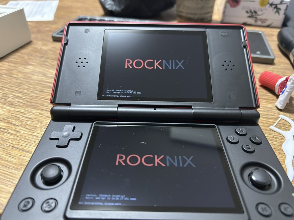 JVW1msS4NKMSPcl's tweet photo. RG DSはDS専用機にしようとandroid捨てて海外評価の高いROCKNIX導入
うち子が使わなくなった3DSマリオカラーさん、コロナ時期に吸出しで酷使した結果電源入らなくなりお亡くなりになってたので2画面端末は久しぶり😊
#RGDS
#ROCKNIX https://t.co/CLi6ppbyVB