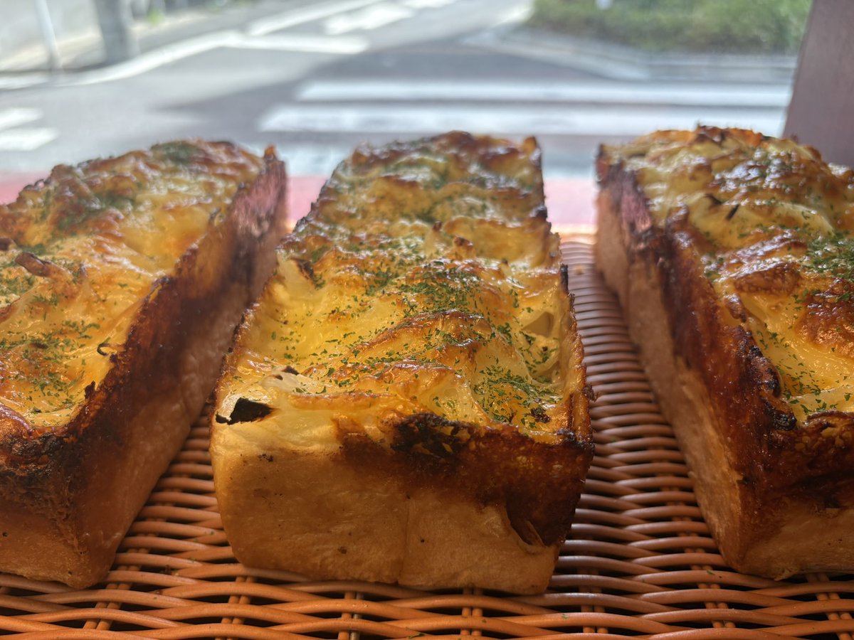 焼きたてのオニオンブレッドございます♪
1枚からスライスできますのでお声かけください♪