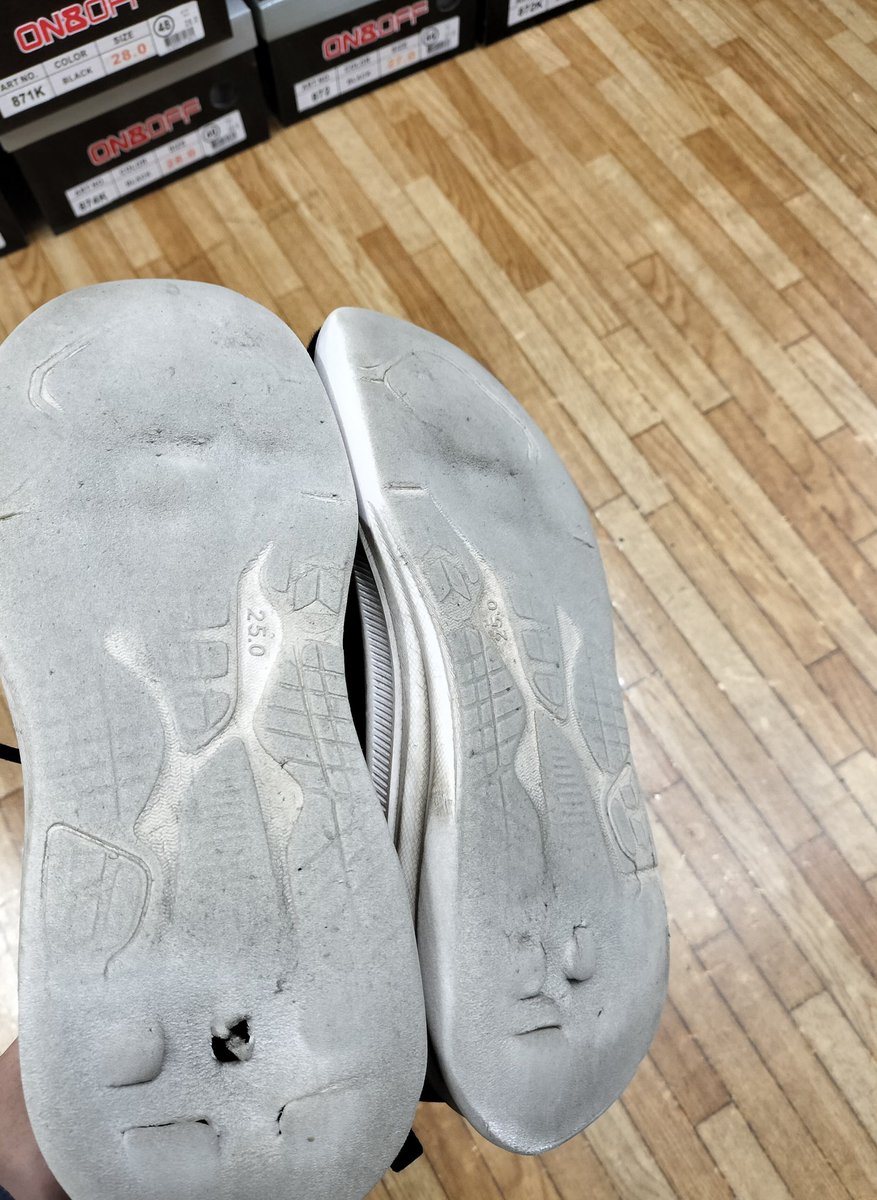 ch06393266's tweet photo. ついに摩耗シューズとも今日でお別れか https://t.co/G84EEbjrmH