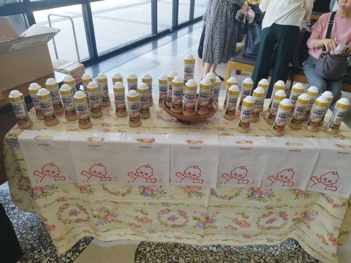 kanagawa_jca's tweet photo. おかあさんコーラス大会開催中✨️
当日券500円です！
ぜひ今からでもご来場ください🤗
おみやげは、酢酸菌入りのごまドレッシング🥦🍅🥒🥕🧄 https://t.co/ZgYBP32I7R