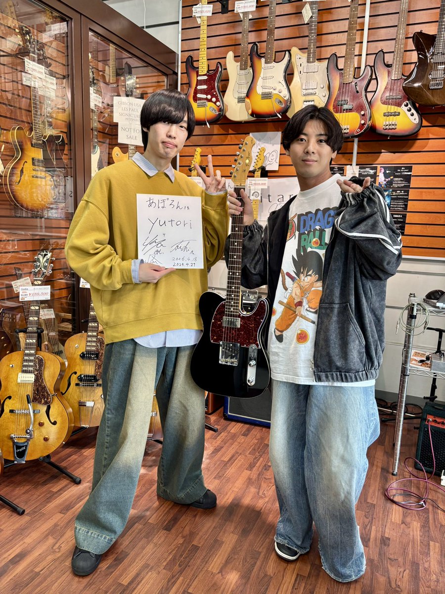 apollonmusic's tweet photo. yutoriのウチダいくやさん、トヨダさん、レンさんにご来店いただきました！

約1年ぶりに再会できて嬉しかったです！😊
商品のご試奏、ギターのご購入もありがとうございました✨

本日はONEMAN TOUR 新潟編の為ご来県！会場はGOLDEN PIGS RED STAGE！

ライブへ参戦される方は楽しんでー！😆
#yutori https://t.co/vsV2C1t6fP