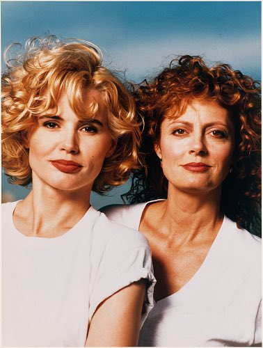 GEENA DAVIS ESTÁ PRESENTE EN COACHELLA PARA EL MONOLOGO. #Sabchella 

La semana pasada estuvo Susan Sarandon. Ambas actrices hicieron la película iconica de Thelma &amp; Louise!