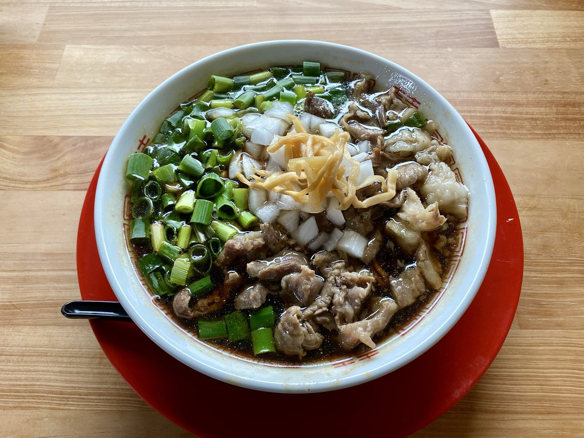 村岡のラーメン・鉄板焼肉 いっせーのーでにてニボ牛中華そば‼︎
ガツンと煮干し感満載、スープは黒いがひつこく無く濃いめの醤油が青ネギ玉ねぎと中和されてサラッと飲める✨