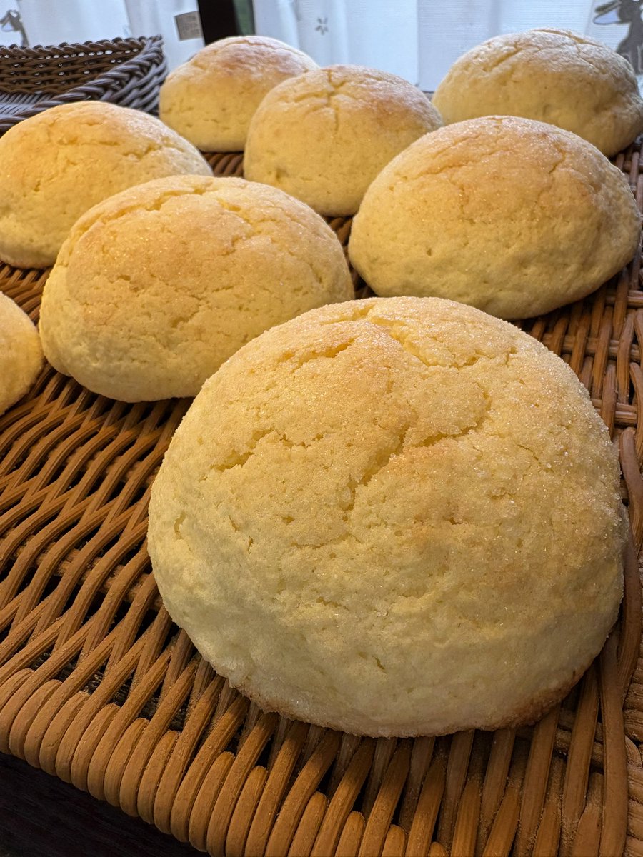 メロンパン焼き上がりました！このあと菓子パン順次焼き上がります！
クリームパンは14:15ごろの予定です。