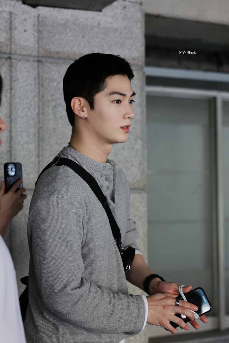 · 260418 |

#한겸
#OMEGA_X #오메가엑스
#HANGYEOM #송한겸 #한겸박물관