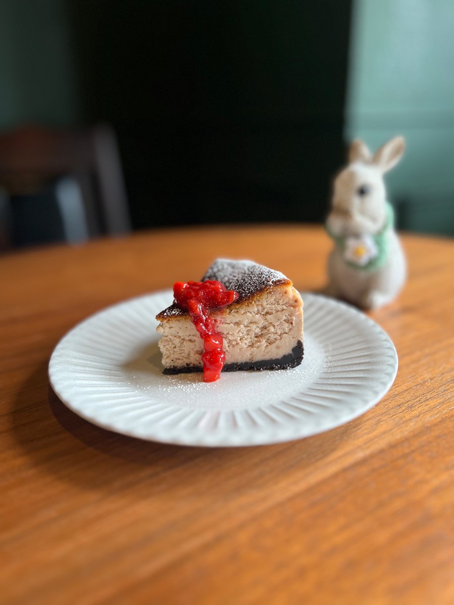 eigetsucoffee's tweet photo. こんにちは、札幌中の島の小さな喫茶店　詠月珈琲です。
本日は新しいチーズケーキ
【苺の���ーズケーキ】のご紹介です。
チーズケーキに苺を煮込んで生地に混ぜ込んで苺ソースを少しのせてみました。
甘酸っぱいソースとまったりした苺チーズの味を是非ご堪能ください。
ご来店お待ちしております。 https://t.co/FfVHEWGeHg